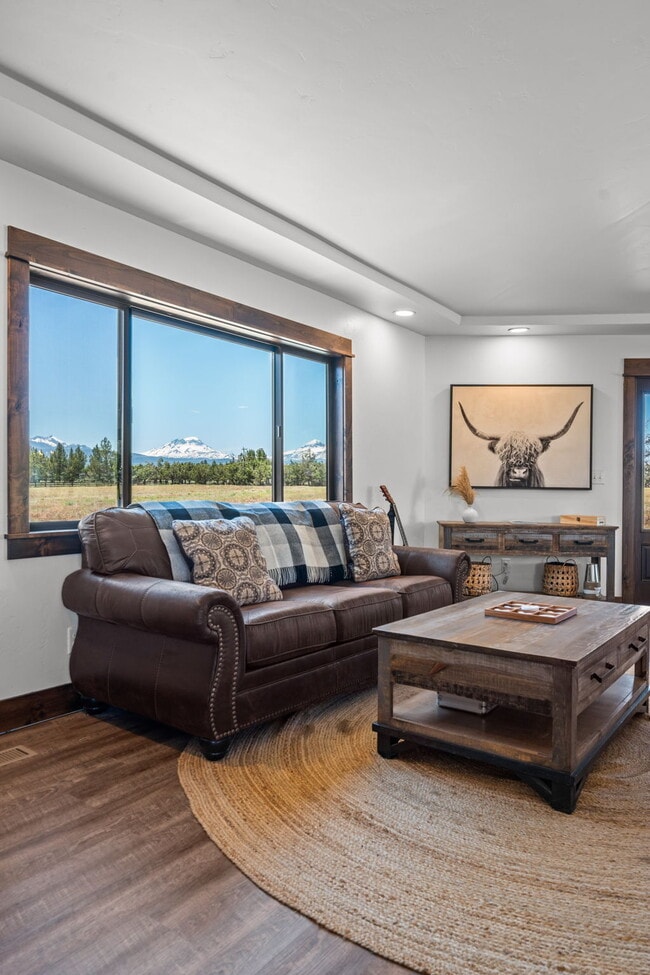 Building Photo - Luxury Home for Rent – Expansive Acreage, ...