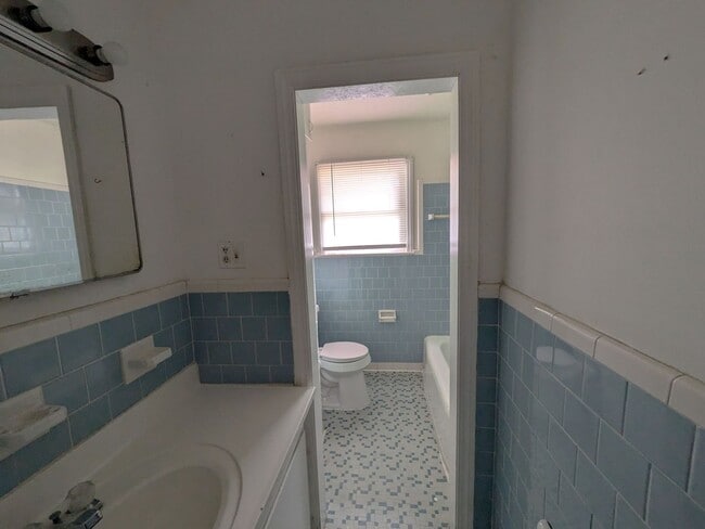 Building Photo - 302 Bridal Wreath Ave