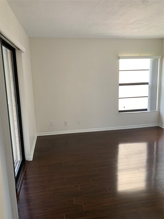 Building Photo - 200 Jacaranda Country Club Dr