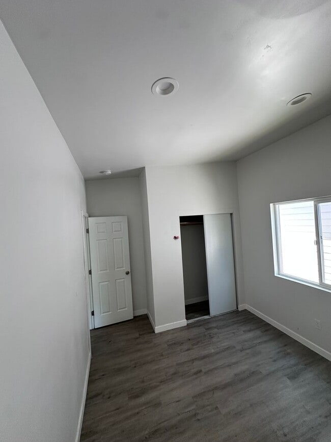 Building Photo - Newly renovated 2 bedroom house close to M...