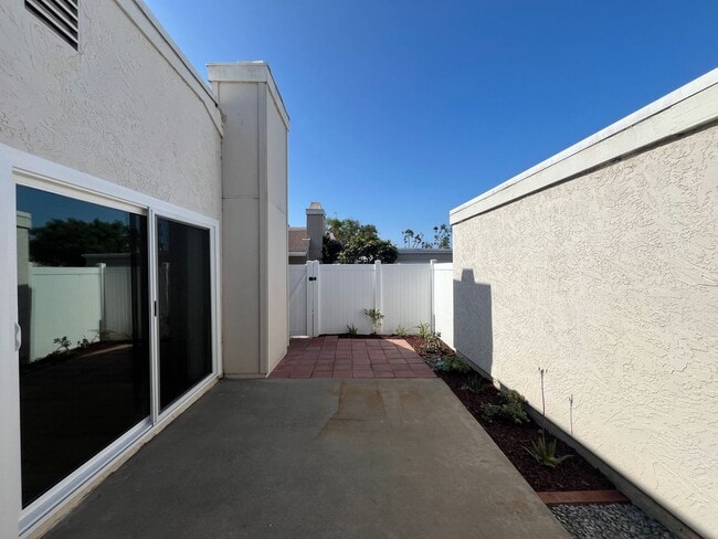 Building Photo - Upgraded, 2BD/2BA in Park Place: 1 Car Gar...