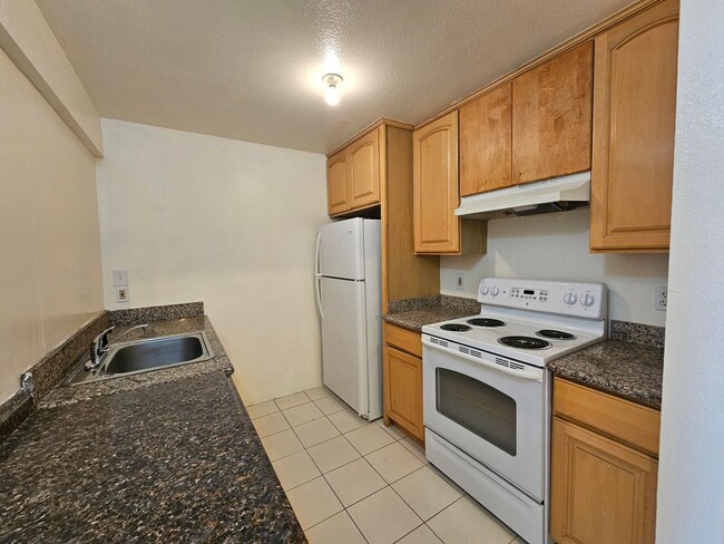 Building Photo - Sunny 2 Bed / 1 Bath Condo with Private Ba...