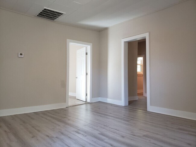 Building Photo - Spacious 2-Bedroom, 1-Bathroom Home AVAILABLE NOW!!