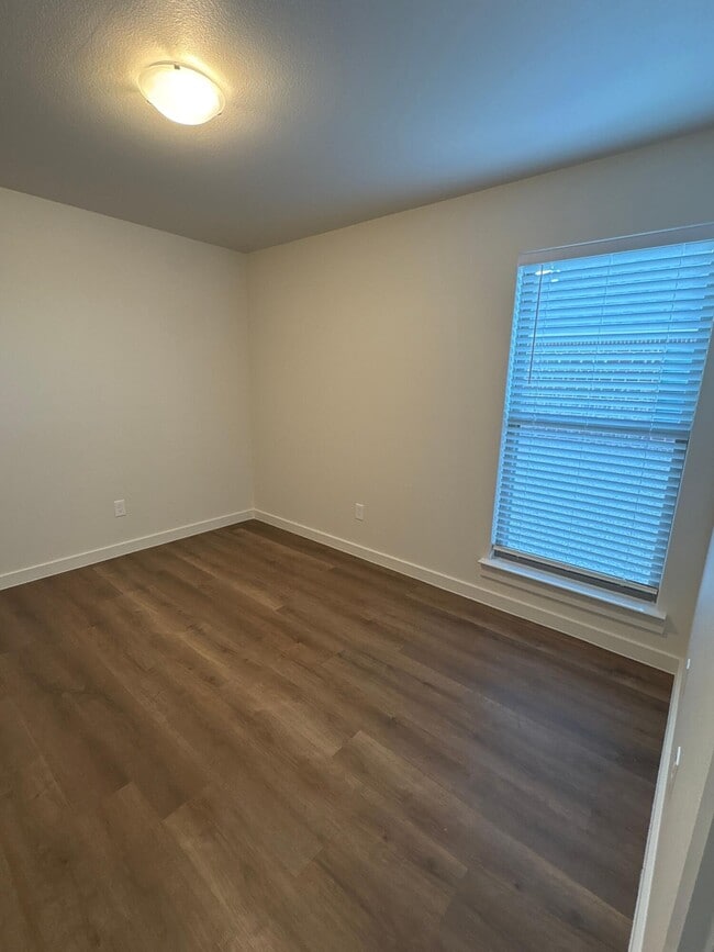 Building Photo - 2128 Langford Ave