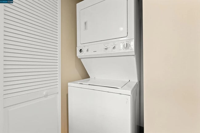 Building Photo - 372