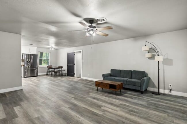 Building Photo - Fully Furnished Room for Rent- $550- Loren...