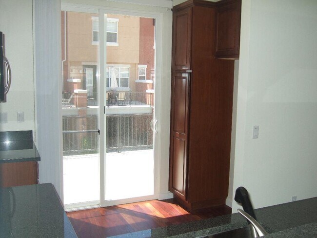 Building Photo - Rare Townhome in Park Hill with 2BR/2.5