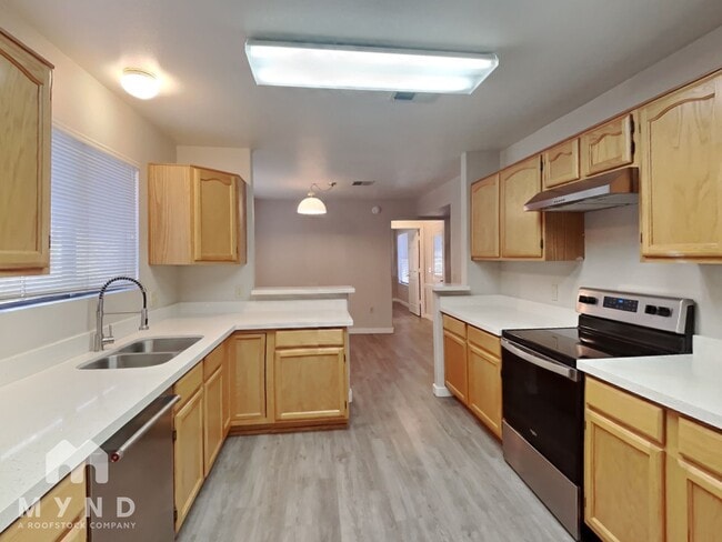 Building Photo - 634 N Quartz St