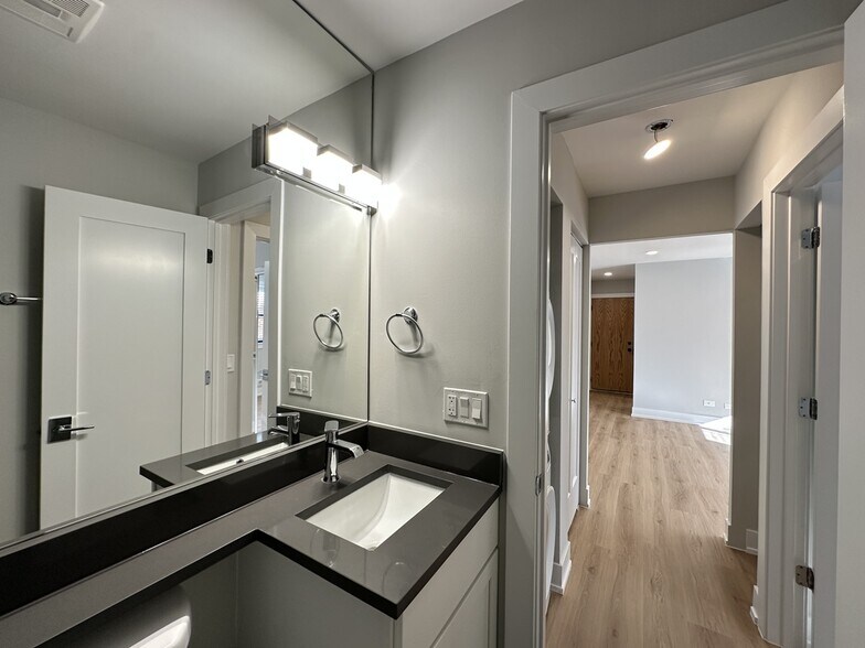 Building Photo - 535 W Aldine Ave