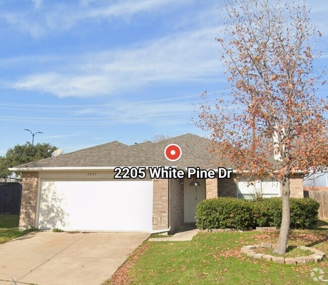 Building Photo - 2205 White Pine Dr