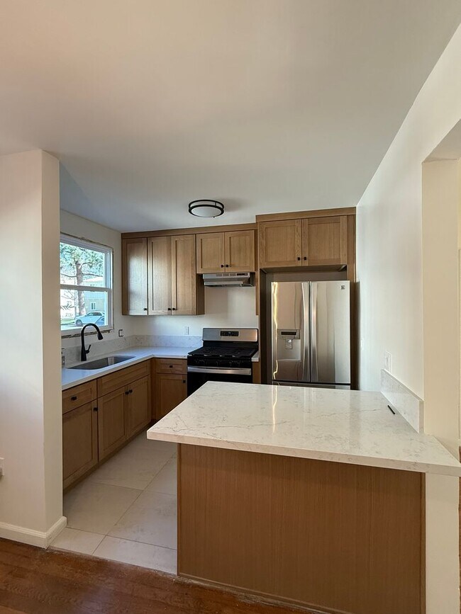Building Photo - 4131 W Toluca Lake Ave