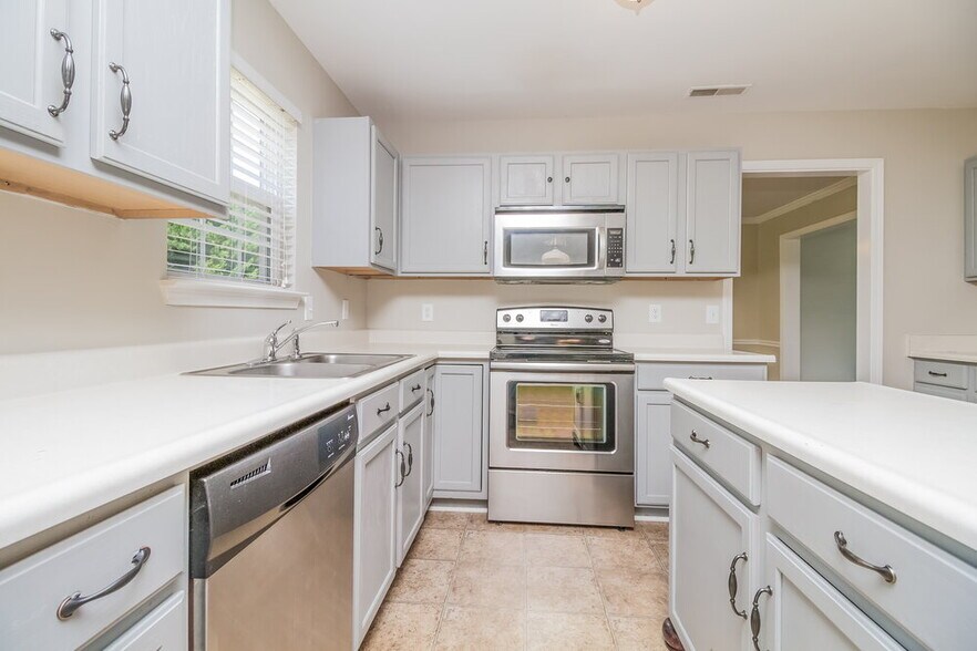 Building Photo - 2023 Trenton Dr