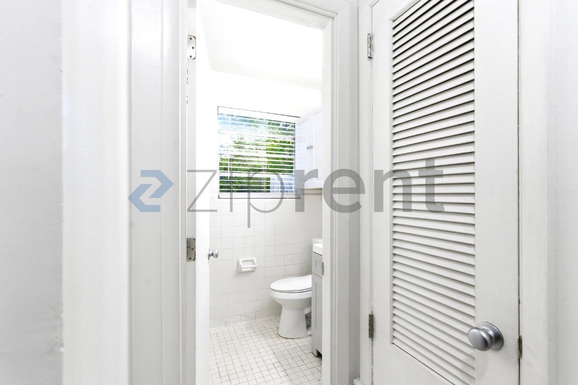 Building Photo - 918 E Montclair Rd