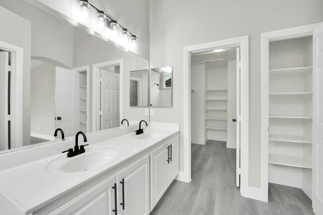 Building Photo - Charming Two-Story Townhome in a Gated Com...