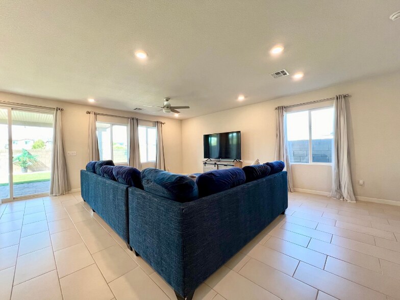 Building Photo - 2878 Sweeping Palm Rd