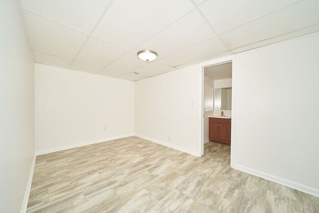 Building Photo - Spacious 3 Bedroom with Finished Basement ...