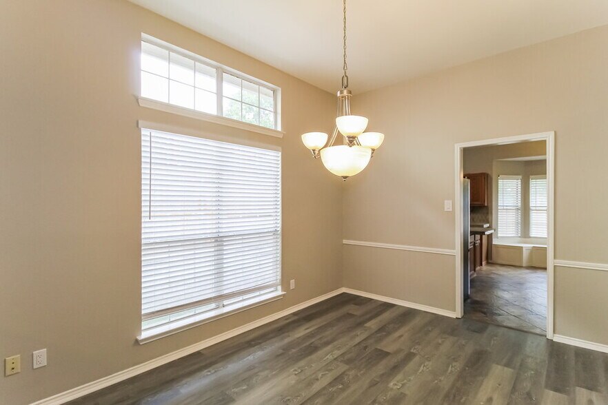 Building Photo - 1615 Barclay Dr