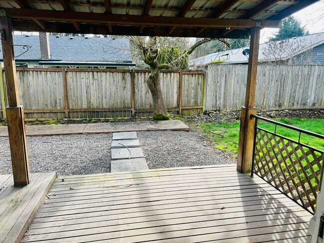 Building Photo - Charming Tualatin home on corner lot!