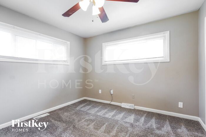 Building Photo - 1302 SW Peggy Cir