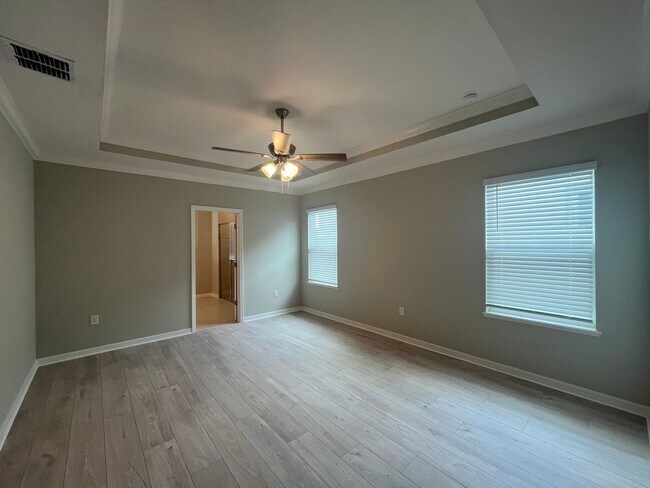 Building Photo - Like-New Lakefront Home in Sawmill Creek