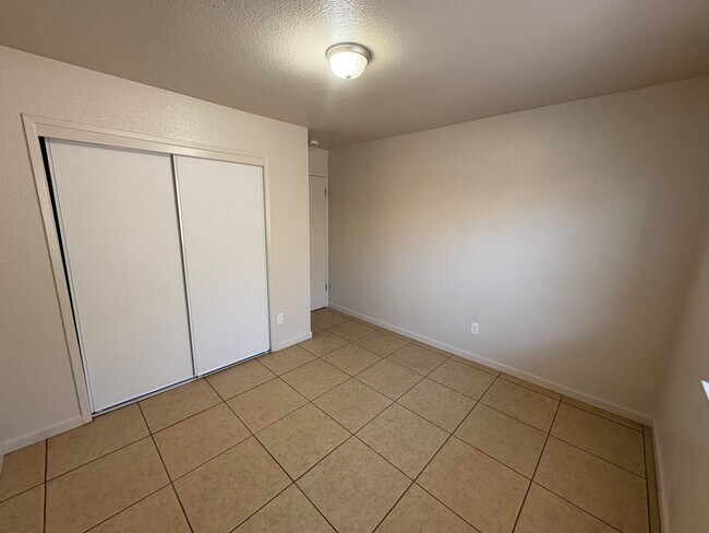 Building Photo - Cozy Home On Spacious Lot In Tulare Available Now!