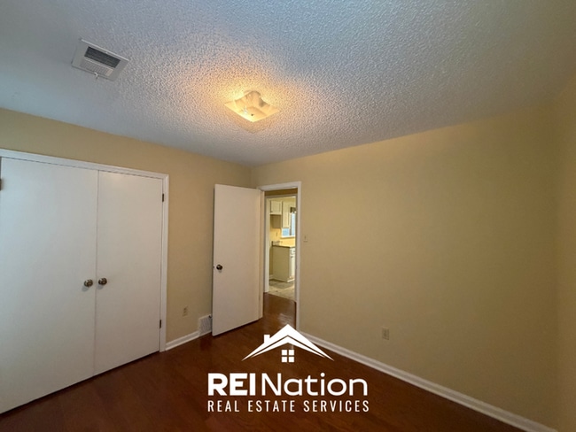 Building Photo - JUST LISTED! 3BR/2BA Memphis Stunner | Vaulted Ceilings & Stone Fireplace | Fenced Yard!