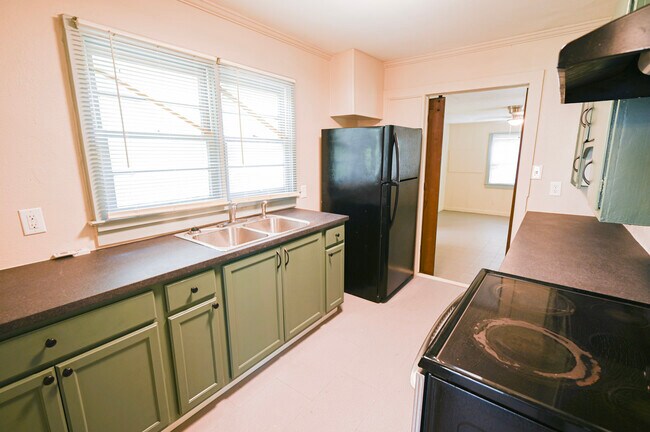 Building Photo - 350 Pineview Dr