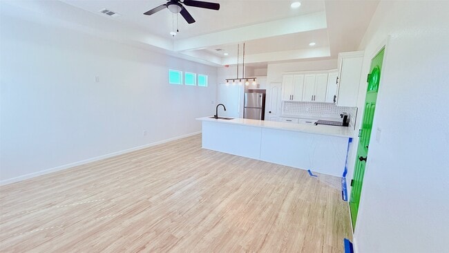 Building Photo - 7018-5914 02