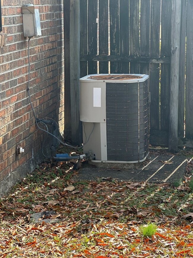 Building Photo - 743 Leicester Dr