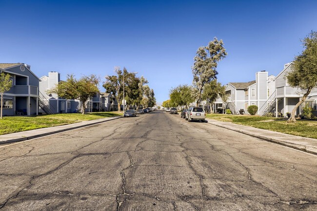 Building Photo - LOVELY 2 bedroom Condo Ready for Immediate Move in!!