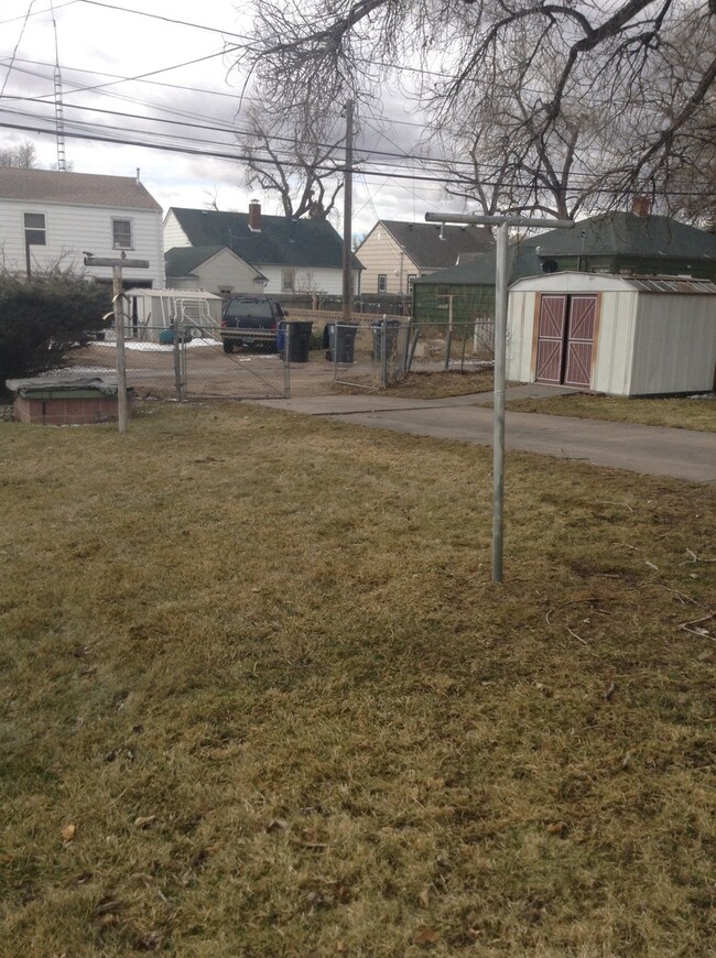 Building Photo - 2 BEDROOM, PLUS 2 BONUS ROOMS, 2 BATHROOM ...