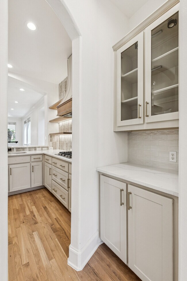 Building Photo - 6139 Belmont Ave