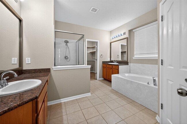 Building Photo - 15512 Interlachen Dr
