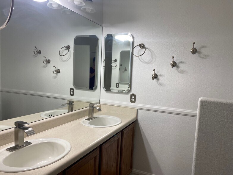 Building Photo - 5028 W Hurston Dr