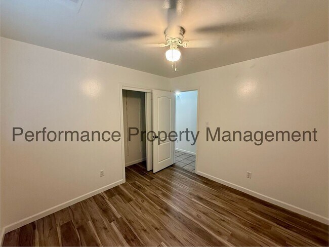 Building Photo - Stunning 5 Bed/2 Bath NW Bakersfield Home