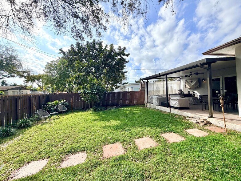 Building Photo - 243 SW 5th St