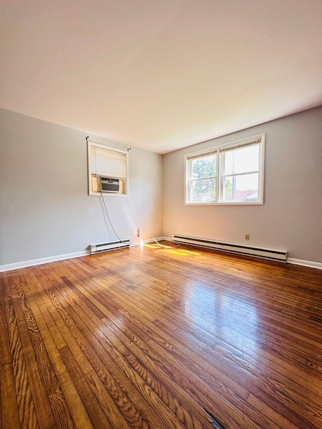 Building Photo - 813 Montrose Ave