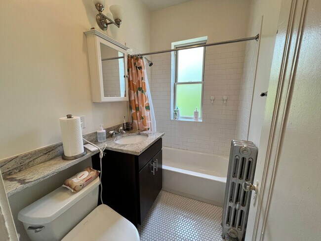 Building Photo - Lovely Renovated 1 BR In North Center