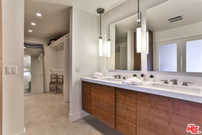 Building Photo - 218 Montreal St