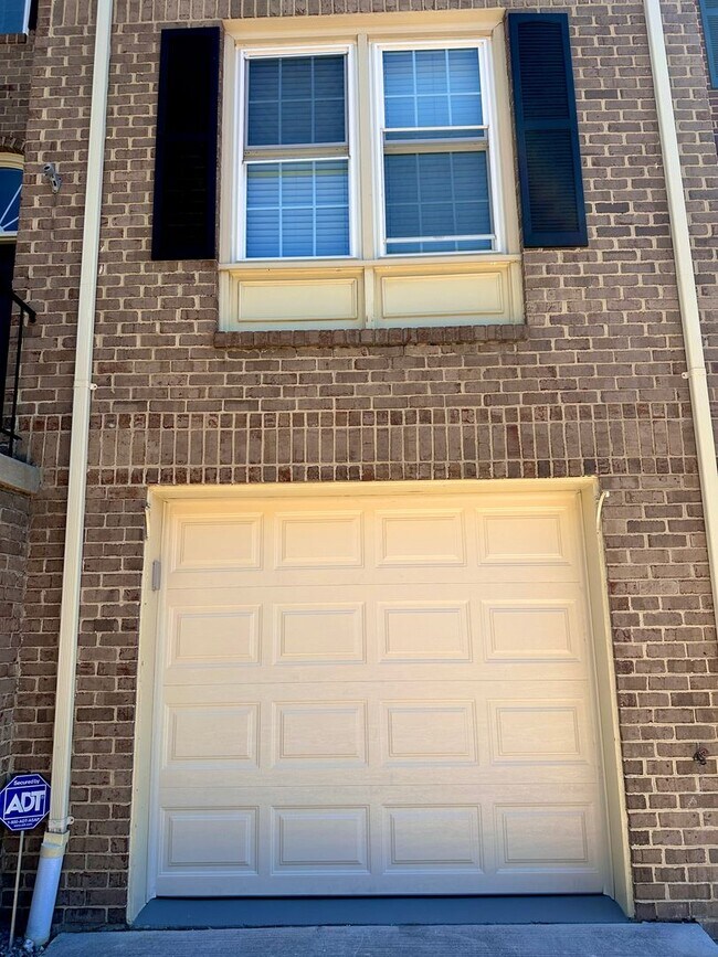 Building Photo - Renovated Kingstowne Townhouse | 3 Beds, 2...