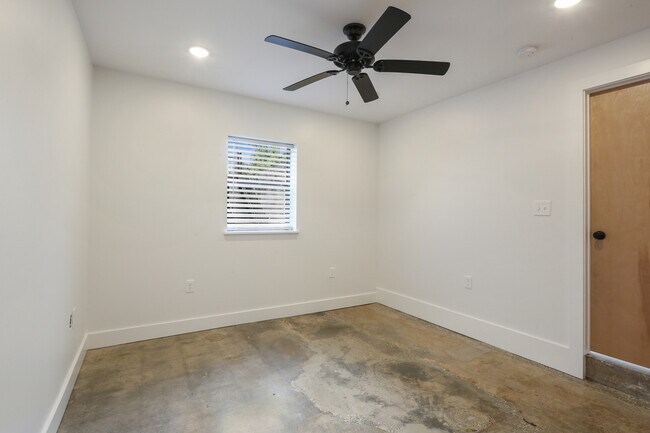 Building Photo - 7423 Prytania St