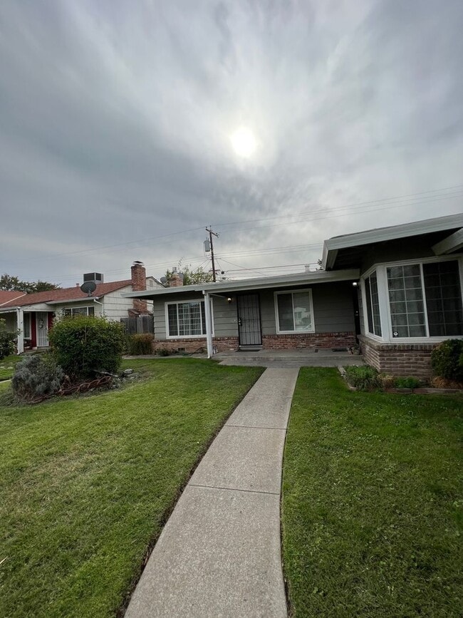 Building Photo - 3012-3014 MIRAMAR ROAD