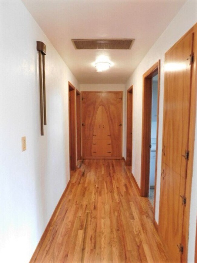 Building Photo - 3Bd/1.5Ba Single Story House - Available S...