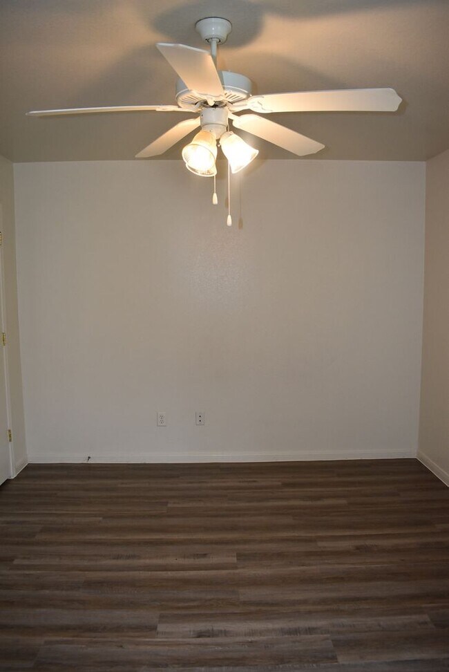 Building Photo - 404 Dale Ave