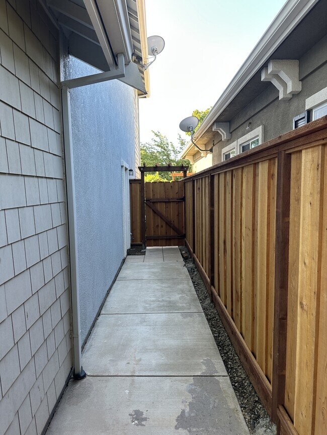 Building Photo - 91 W Recreo Ct