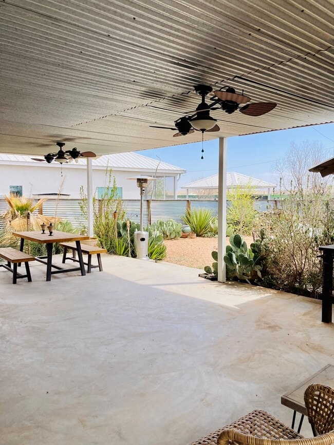 Building Photo - 104 E Waco St