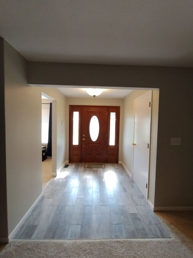 Building Photo - Space & Elegance