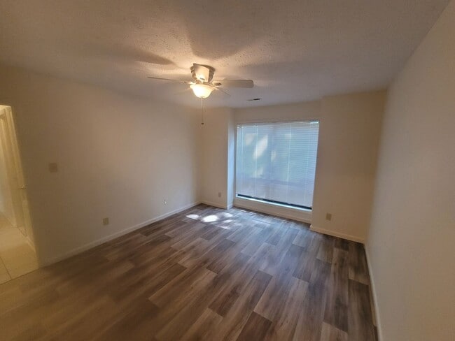 Building Photo - 2 bedroom Ground Floor!