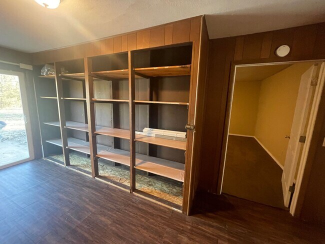 Building Photo - 4 bed 1 bath, with extra large utility are...