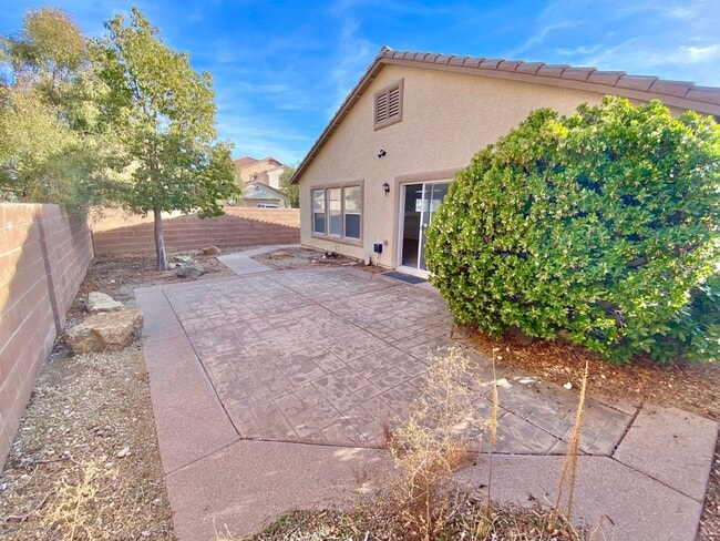 Building Photo - GORGEOUS 3 BEDROOM / 2 FULL BATH SINGLE FAMILY HOME , WITH 2 CAR GARAGE